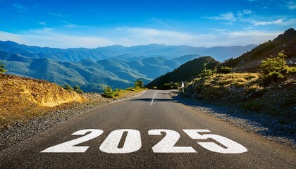 Asphaltweg mit 2025: Sonnenaufgang und Bergpanorama