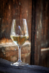 Verre de vin blanc sur un fond de vieux bois