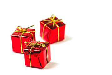 Geschenkepäckchen vor weißem Hintergrund