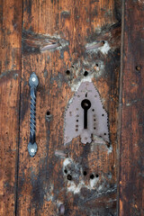 Gros plan sur une vieille serrure d'une porte en bois