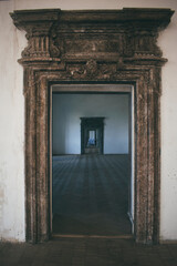 Obraz premium a portal in an ancient palace. a beautiful, decorated transition between rooms 