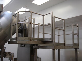 Elevated Stainless Steel Deck for V-Blender Sampling in Pharmaceutical Production