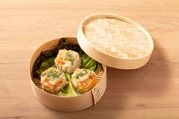 トマトとモッツァレラチーズの鶏焼売