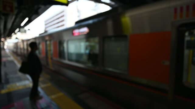 プラットホームに到着した電車の風景