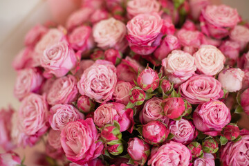 Fototapeta premium A close-up of a vibrant bouquet of pink roses, showcasing their delicate petals and natural beauty. Perfect for themes of love, romance, celebrations, or floral arrangements.