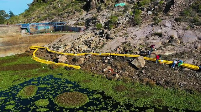 Vista a&eacute;rea de una presa con vegetaci&oacute;n emergente 