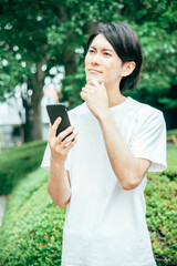 スマホを使う男性（困る）

