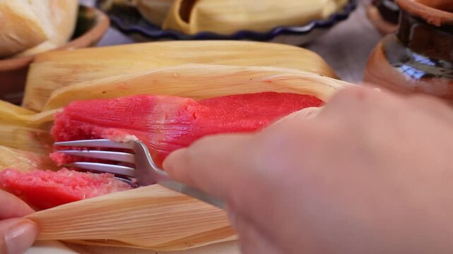 Probar tamal de dulce, comida mexicana para desayuno