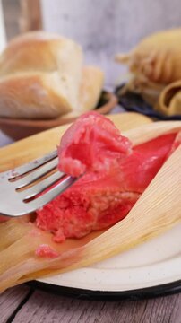 Probar tamal de dulce, relleno de crema, comida mexicana