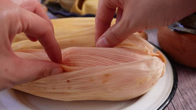 Desenvolver tamal de dulce, comida mexicana