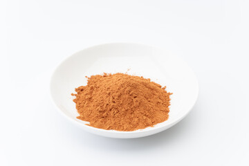 小皿に入ったシナモンパウダー