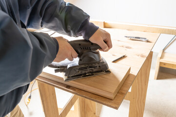 杉板表面のサンディング