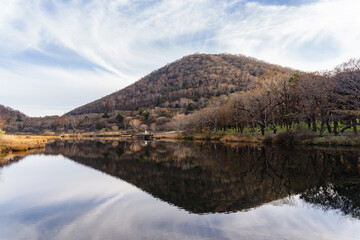 Fototapeta premium 日本の群馬県にある赤城山の覚満淵／山が反射するカルデラ湖