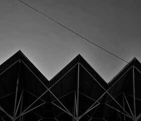 Obraz premium A black and white photograph featuring an architectural with geometric shapes and clean lines