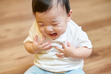 リビングで泣く赤ちゃん
