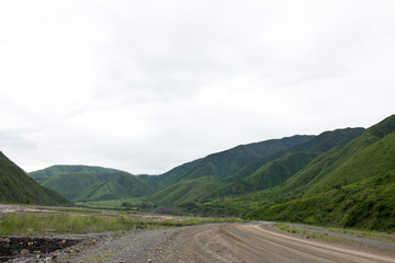 Camino entre cerros