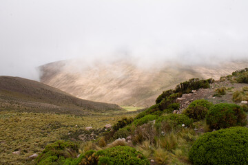 Cerros y nubes