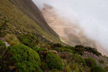 Pie de cerro nuboso