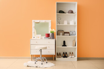 Obraz premium Interior of hallway with mirror, drawers and shelf unit