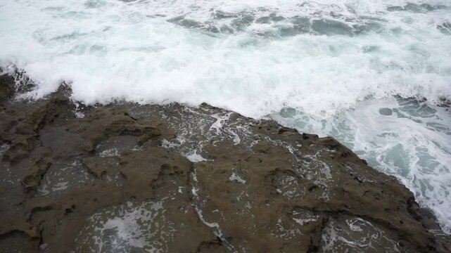 Marea del mar en rocas, dia nublado, oceano pacifico