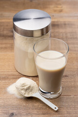 プロテインパウダーとグラスに注がれたミルク