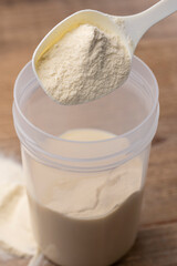 計量スプーンでシェイカーにプロテインを入れる