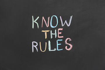 Obraz premium Text KNOW THE RULES on blackboard