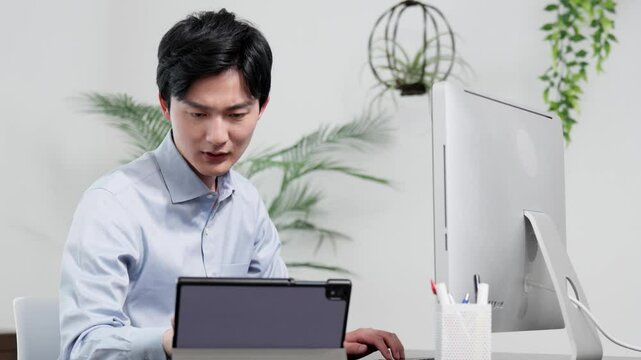 パソコン作業のトラブルで困るビジネスマン