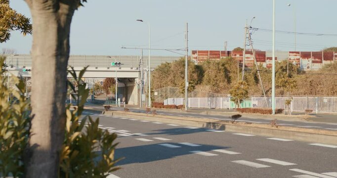 東京郊外 冬の午後 国立市 都道20号線 中央自動車道架道橋付近