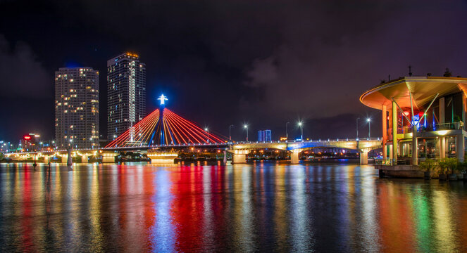 The Dragon Bridge in Da Nang is of particular importance for the city's tourist activities.