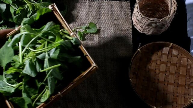 daun bayam diatas meja