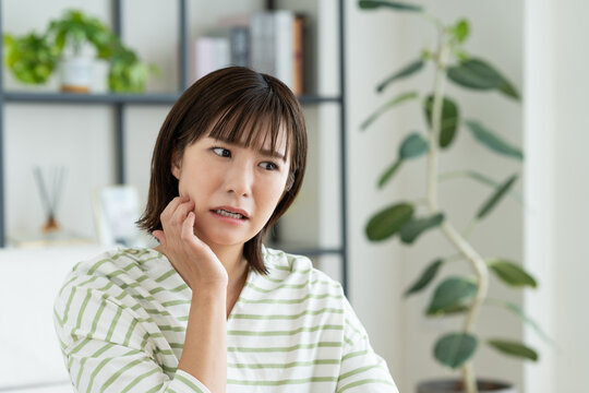 歯が痛い若い女性