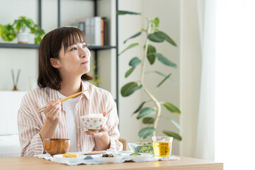 朝食を食べる若い女性