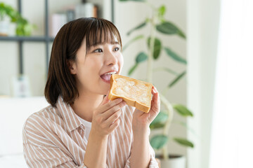 トーストを食べる若い女性