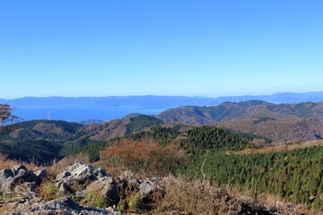 滋賀県　高室山を囲む秋の山並みと北部琵琶湖の風景