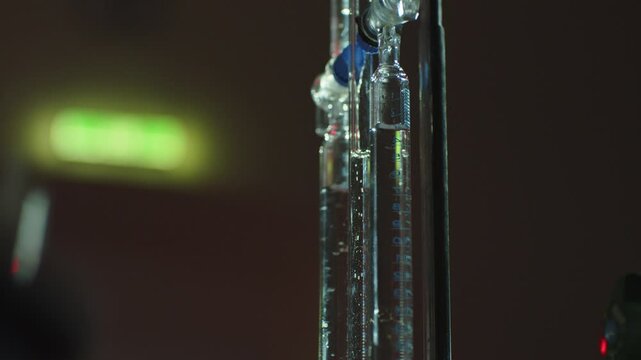 Filling Electrolyseur and tipping with finger in gloves.