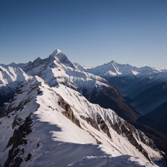 Gebirge - Glitzernder Schnee auf hohen Bergspitzen