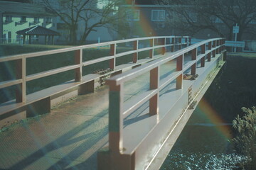 キレイに照らされた川にかかる古い赤い橋