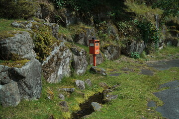 山の中の赤いポスト