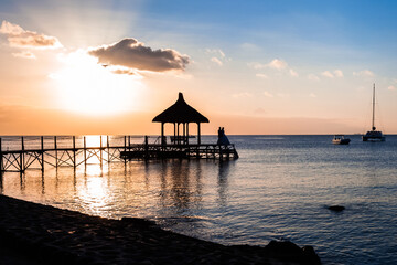 Couple de mariés sur ponton au coucher de soleil, île Maurice 