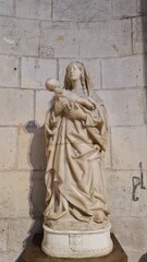 Vierge &agrave; l'Enfant dans une chapelle de la cath&eacute;drale de Poitiers