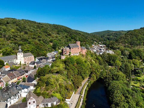 Blick auf die Stadt Heimbach und die Rur in der Eifel