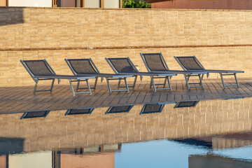 Transats au bord d'une piscine