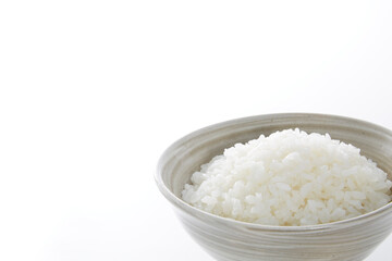 茶碗に盛られた白ご飯_白バック