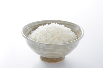 茶碗に盛られた白ご飯_白バック