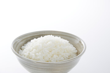 茶碗に盛られた白ご飯_白バック