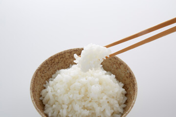 茶碗に盛られた白ご飯_白バック