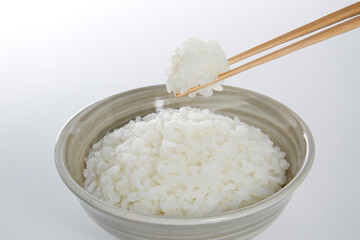 茶碗に盛られた白ご飯_白バック