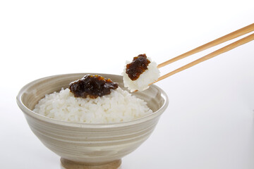 茶碗に盛られた白ご飯_白バック