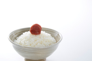 茶碗に盛られた白ご飯_白バック